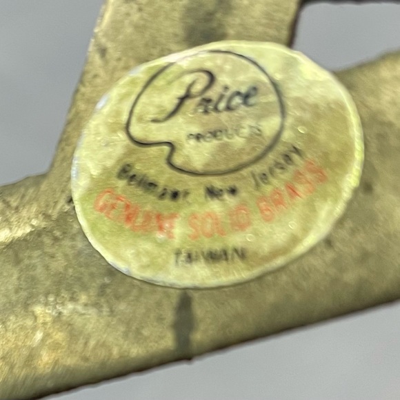 Vintage solid brass wall key holder. Design is of a home, picket fence and tree. - Picture 6 of 9